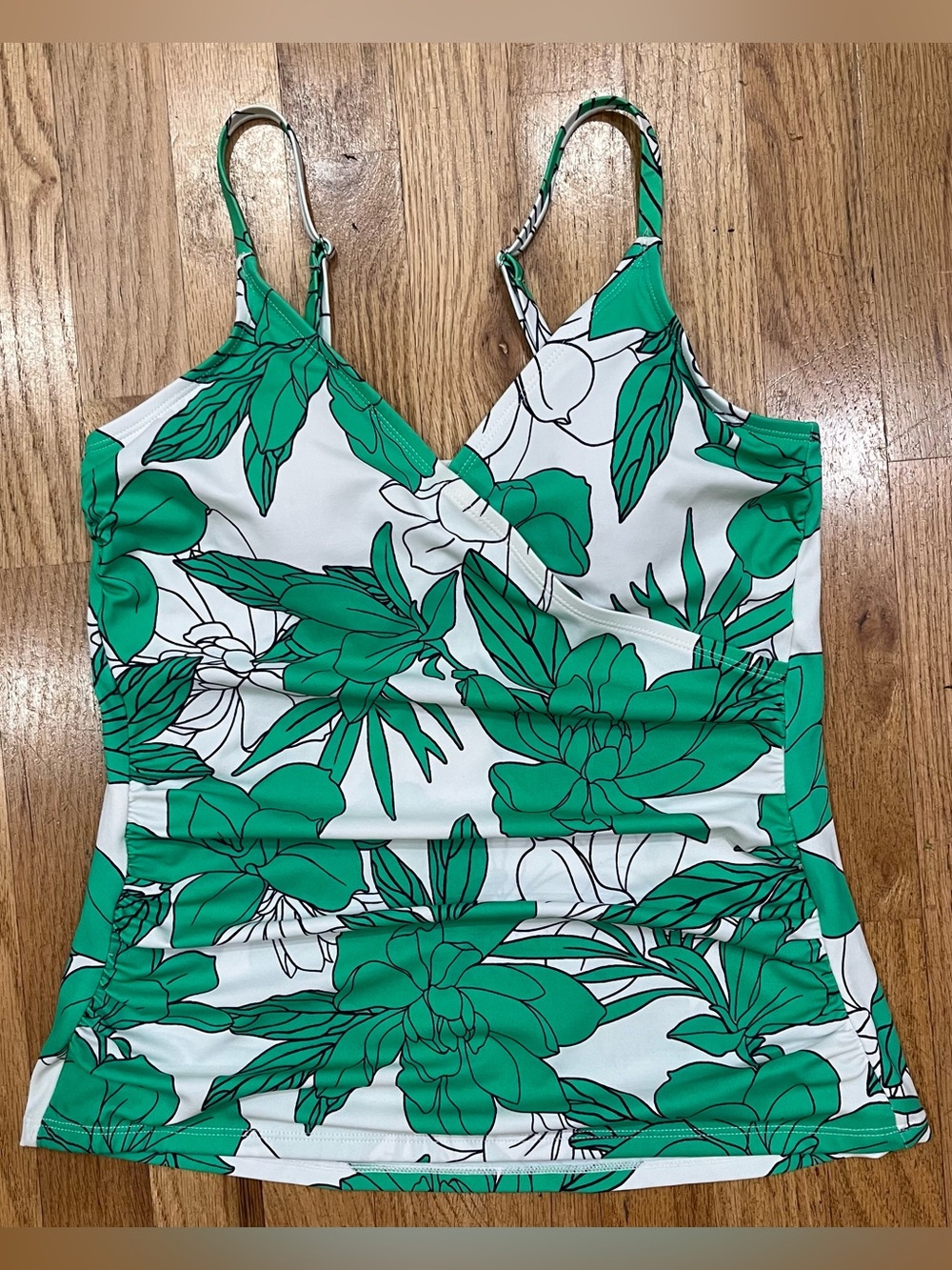 SZ 10 Liz Claiborne tankini top. NWOT. Never worn. Ruched tummy control.Resort